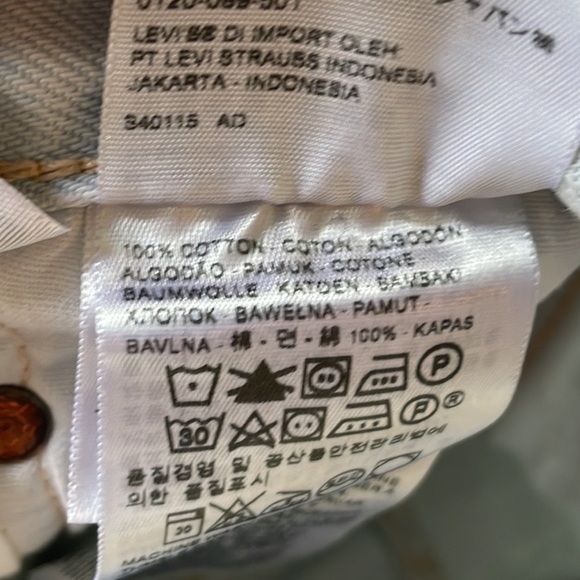 Levi’s 501 Distressed Light Wash Shorts - Picture 7 of 9